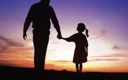 Niềm vui lấp lánh trong mắt cha